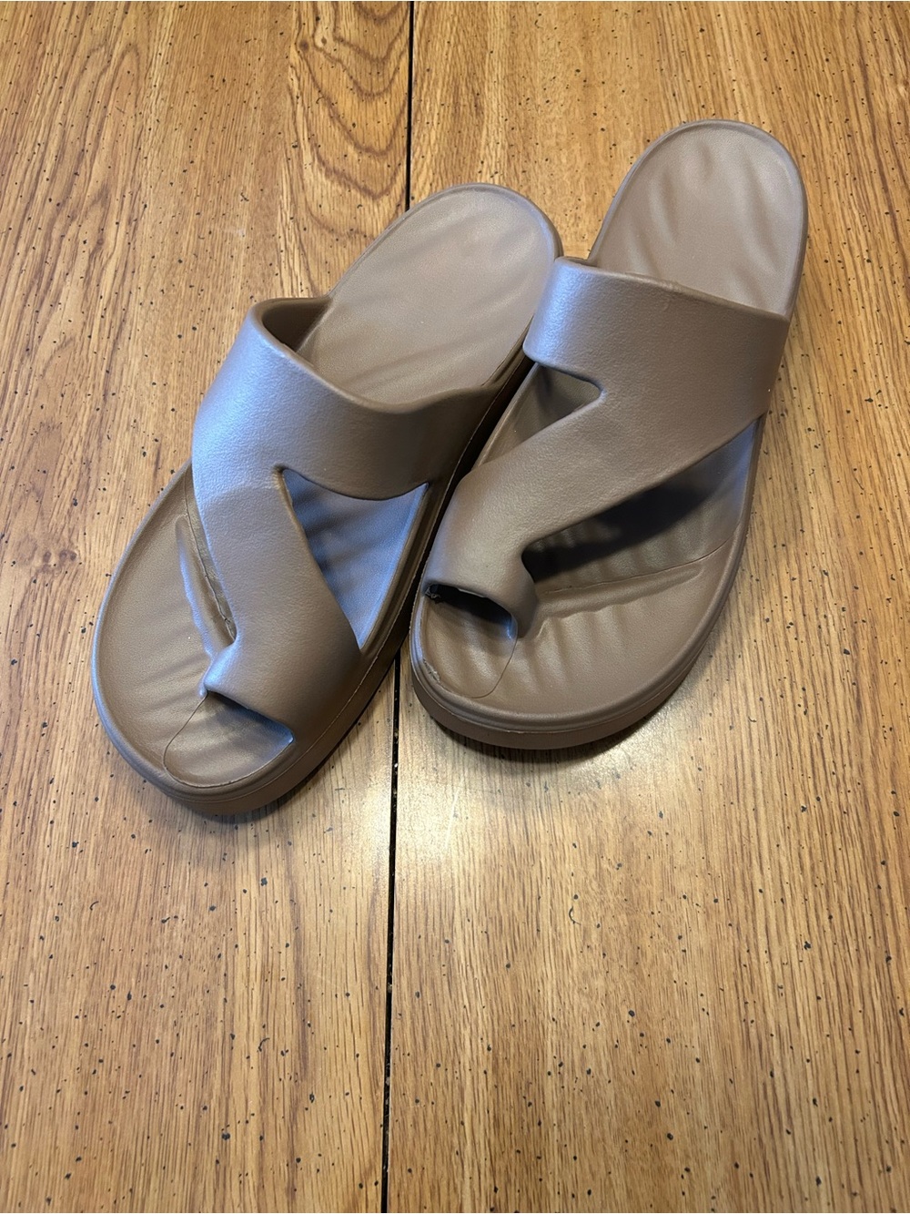 Casual Slip-On Toe Loop Shoe Sandals in Taupe